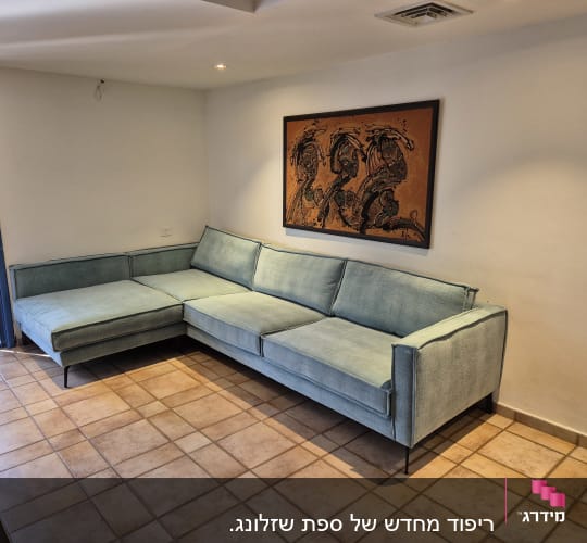 ספה מרופדת בצבע תכלת עם כריות ישיבה